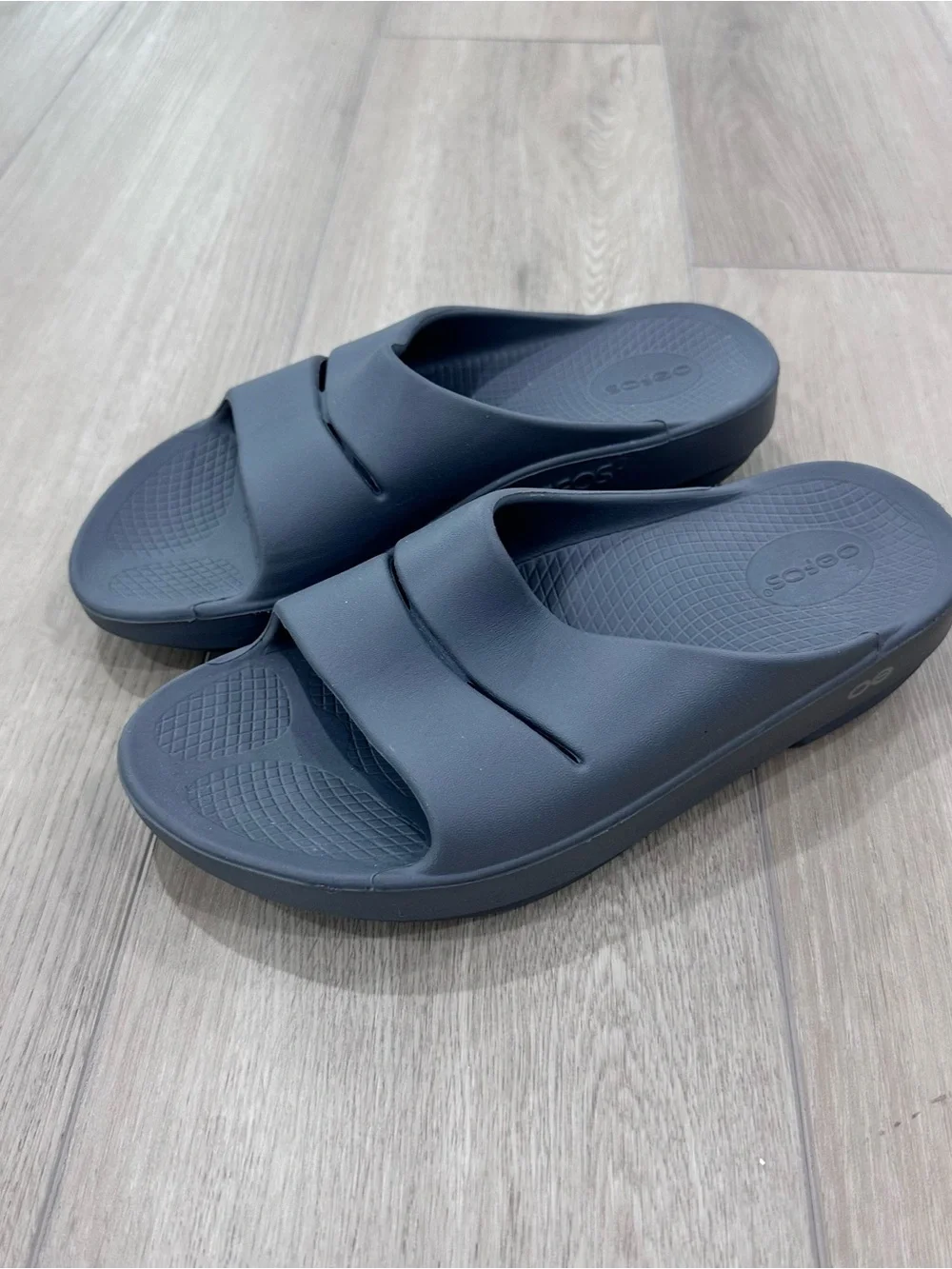 OOFOS slides sandals grey mens 7 women’s 9 EUR40